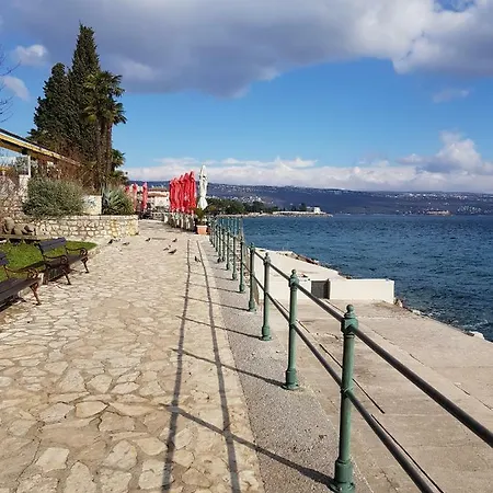 Sunny 150 M From The Sea Apartment