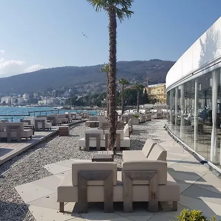 Sunny 150 M From The Sea Апартаменты *